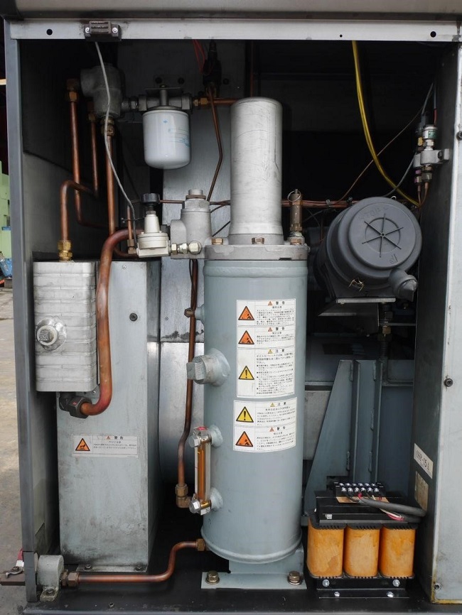 Bạn cần kiểm tra mức mức dầu còn lại, kiểm tra rò rỉ dầu và bổ sung dầu khi cần thiết.